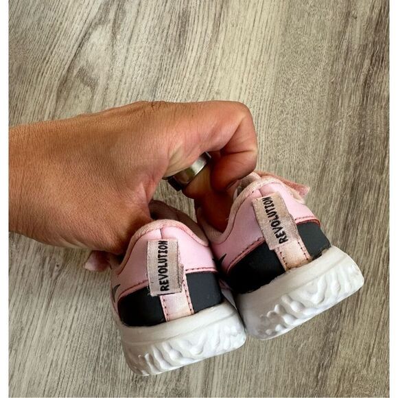 Nike Toddler Girl size Resolution6 5 Pink Sneakers - Picture 4 of 5